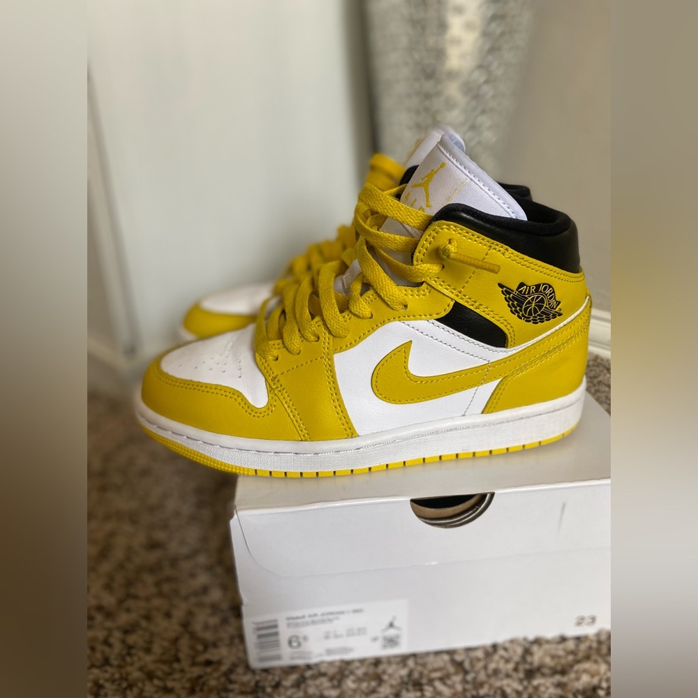 Jordan 1 Mid Women’s White/Vivid Sulfur-Black Sneakers 6.5 - Picture 3 of 10